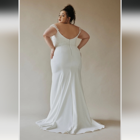 Tropez Fit and Flare, detachable sleeve wedding gown, Size 20, Laudae 2022 - Picture 5 of 7